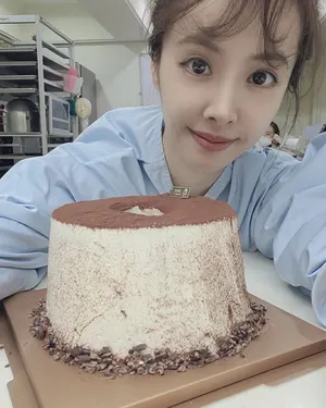 蔡依林丸子头蓝裙清纯甜美美照图片_1