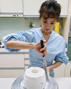 蔡依林丸子头蓝裙清纯甜美美照图片_2