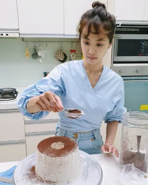 蔡依林丸子头蓝裙清纯甜美美照图片_3