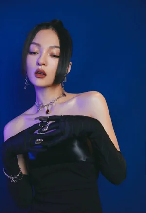 张韶涵酷黑抹胸裙写真图片_2