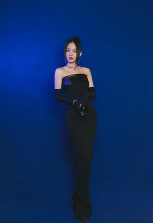 张韶涵酷黑抹胸裙写真图片_5
