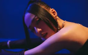 张韶涵酷黑抹胸裙写真图片_7