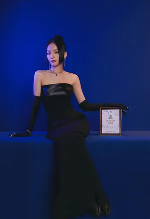 张韶涵酷黑抹胸裙写真图片_9