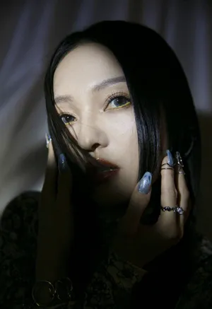 张韶涵印花裙优雅写真图片_10