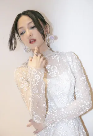张韶涵轻纱白裙写真图片_9