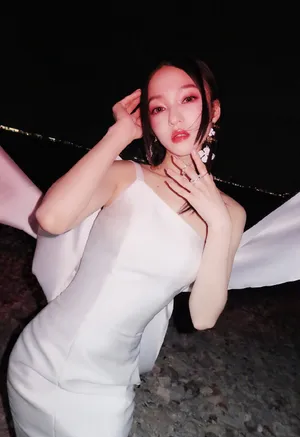 张韶涵斜肩白裙性感写真图片_3