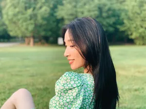 张馨比草地唯美图片写真