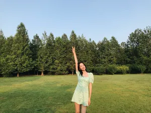 张馨比草地唯美图片写真