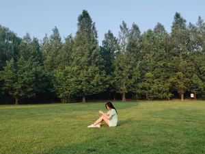 张馨比草地唯美图片写真_2