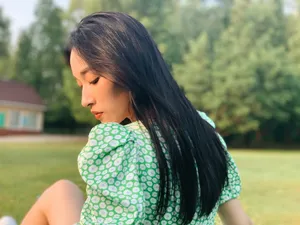张馨比草地唯美图片写真_3