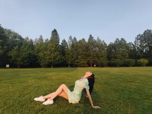 张馨比草地唯美图片写真_5