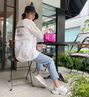 杨丞琳白T牛仔裤休闲舒适少女感美照图片