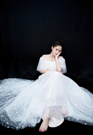 陈乔恩露肩婚纱性感写真图片