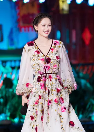 陈乔恩花朵礼裙优雅舞台照图片第1张