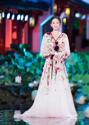 陈乔恩花朵礼裙优雅舞台照图片_2
