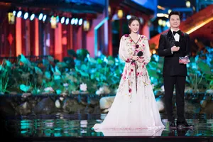 陈乔恩花朵礼裙优雅舞台照图片_3