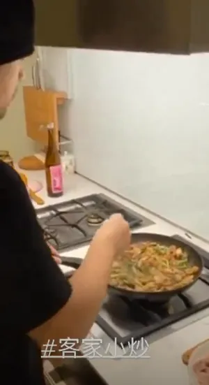 周杰伦七夕帅气下厨孩子们欢乐互动图片第3张