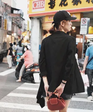 陈庭妮随性街拍照图片第3张