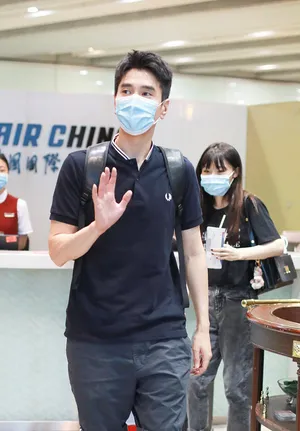赵又廷长腿身材高大表情乖巧帅气机场照图片第1张