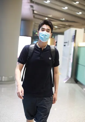 赵又廷长腿身材高大表情乖巧帅气机场照图片