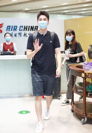 赵又廷长腿身材高大表情乖巧帅气机场照图片_2