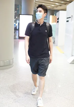 赵又廷长腿身材高大表情乖巧帅气机场照图片_3