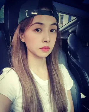蔡依林反戴鸭舌帽俏皮可爱皮肤白嫩自拍图片