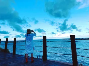 徐佳莹白T渔夫帽素颜出镜甜美笑容美照图片_3