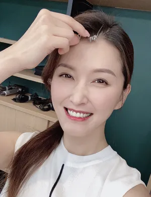 徐洁儿萌气搞怪自拍照图片