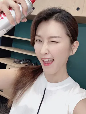 徐洁儿萌气搞怪自拍照图片