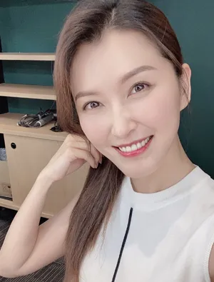 徐洁儿萌气搞怪自拍照图片_2