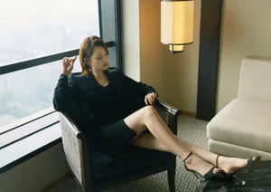 陈乔恩黑色西装魅力写真图片