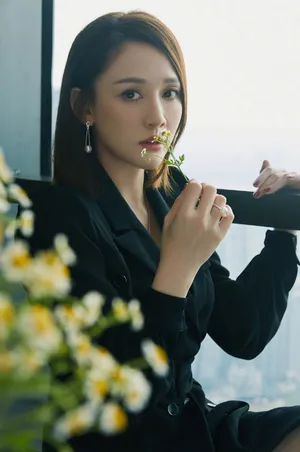 陈乔恩黑色西装魅力写真图片_6