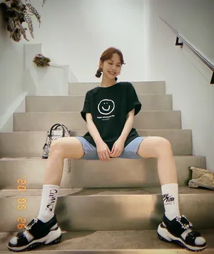 杨丞琳白棉袜潮范时尚写真