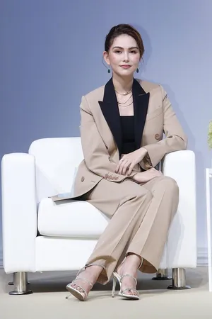 昆凌露腰装干练性感活动图片_5