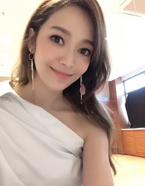 侯佩岑白色斜肩礼服性感图片_2