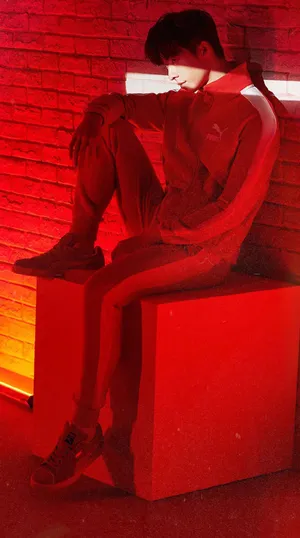 许光汉红色运动装代言写真图片