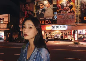张馨比夜景街拍写真图片第1张