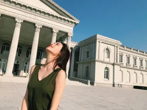 张馨比长裙牛仔衫时尚街拍图片_3