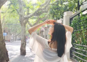 张馨比午后街道清爽街拍图片