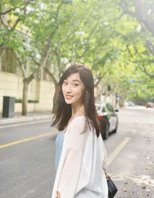 张馨比午后街道清爽街拍图片_4