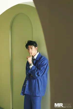 许光汉西装革履绅士风写真图片