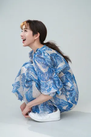 张钧甯蓝色长裙优雅写真图片_1