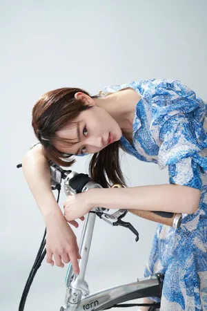 张钧甯蓝色长裙优雅写真图片_4