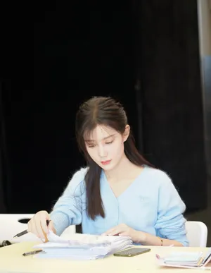 陈意涵蓝色毛衣甜美图片