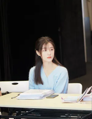 陈意涵蓝色毛衣甜美图片_1