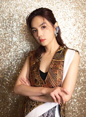 陈嘉桦亮片裙优雅性感写真图片第1张