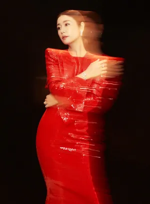林心如亮片红裙美艳写真图片