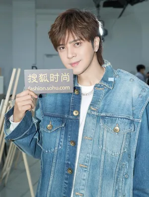 罗志祥小丝巾穿搭帅气图片_7