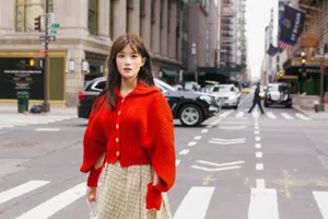 陈意涵红色毛衣靓丽街拍图片_3